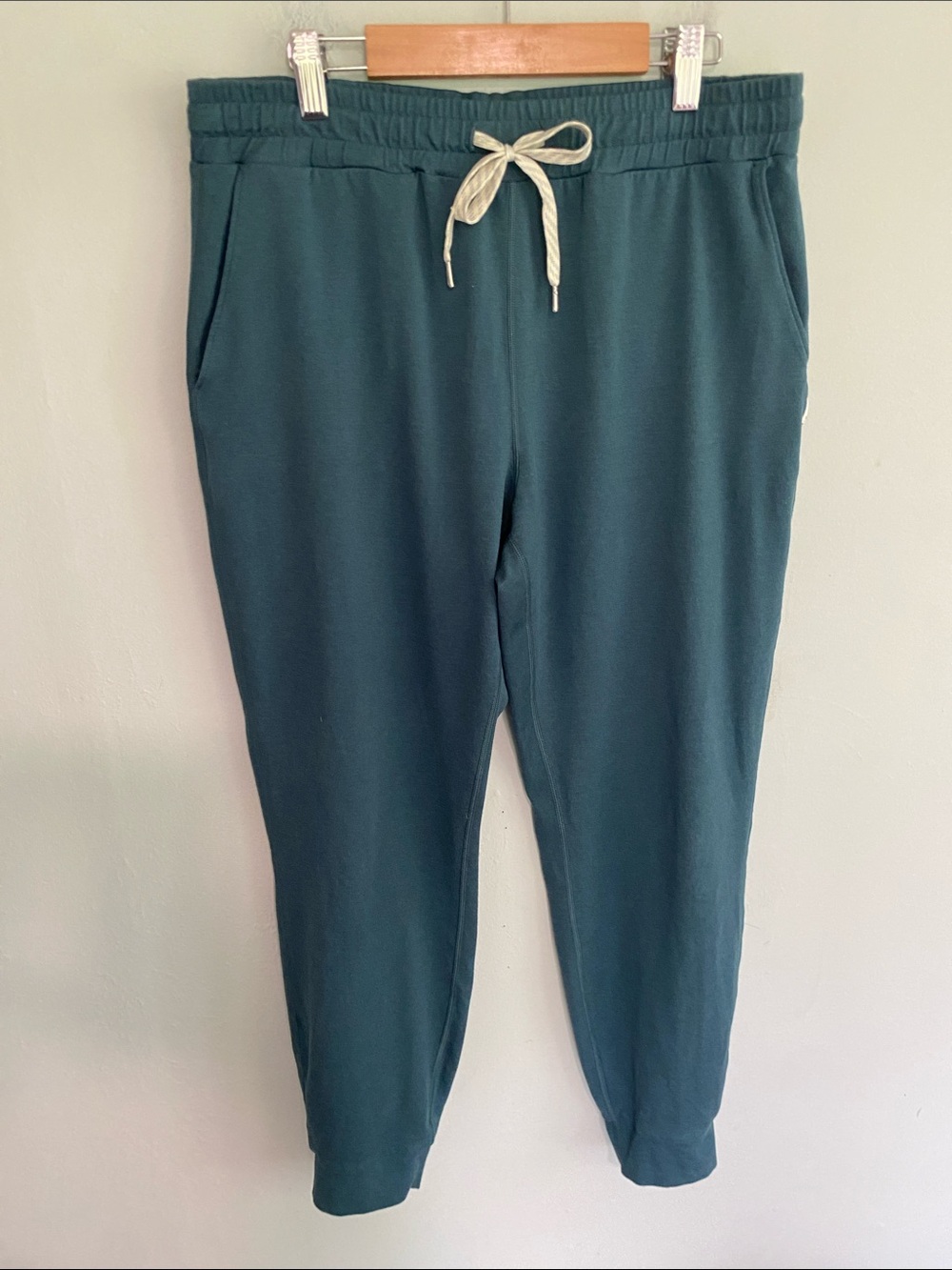Vuori Women’s Teal Performance Joggers Size Large With Pockets